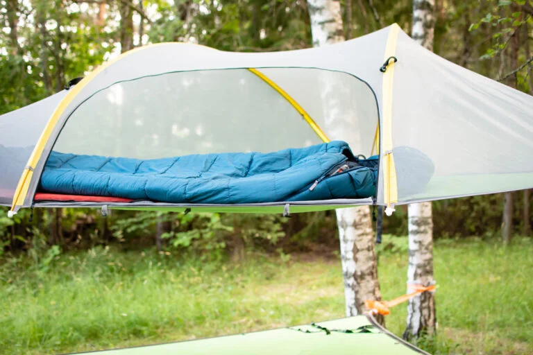 En blå sovsäck inuti en Tentsile