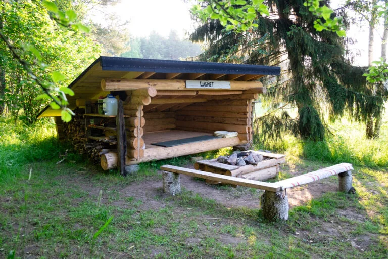 Traditionellt vindskydd uthyres på Naawa Nature Camp