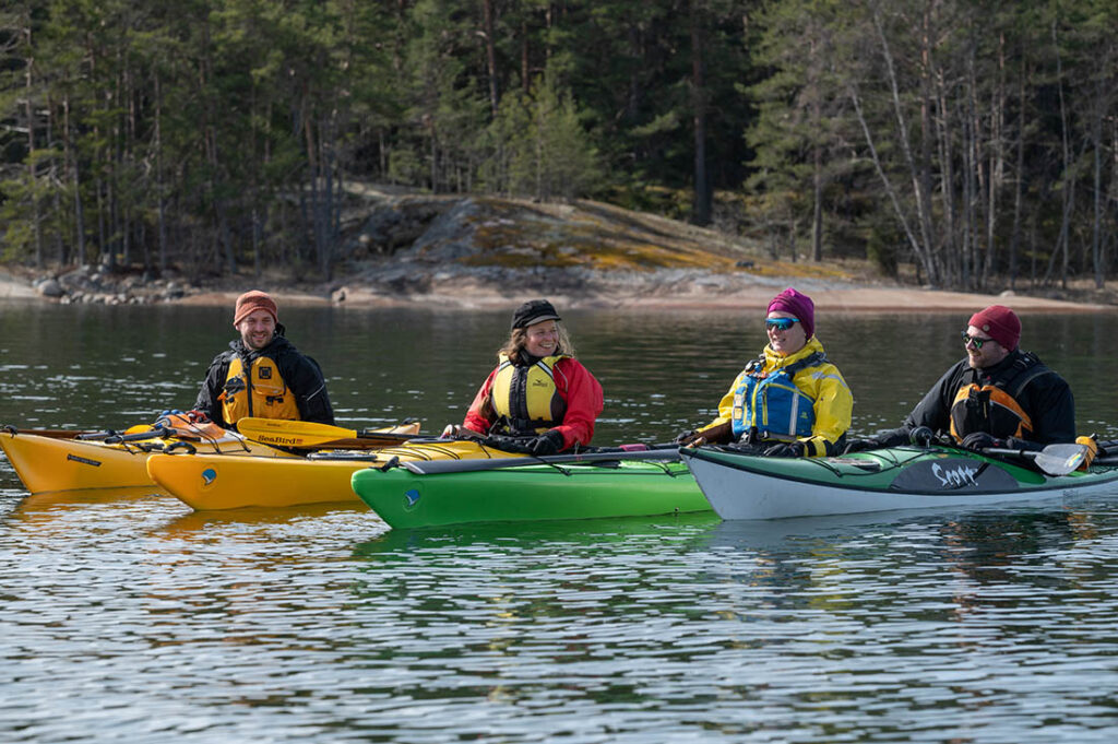 A group of kayakers with Sara Söderlund as a leader